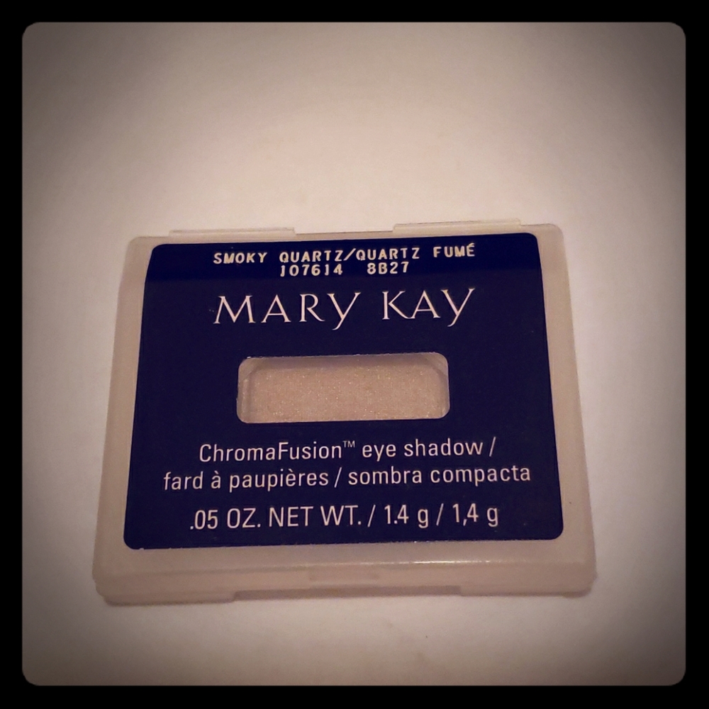 Smoky quartz eye shadow